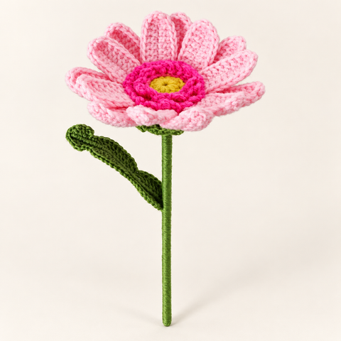 Gerbera rosa tejida a crochet de Hilos de Luna, fotografía retocada